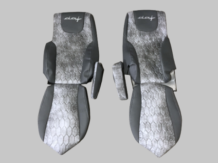 SALE ! Stoelhoezen DAF EURO 6 BASSIS COMFORT antraciet L17 met patroon verticaal gestikt prit stof in lichtgrijs TV16  met Daf nr.3 logo in zilvergrijs ,zilvergrijs stiksels (let op bassic comfort stoelen)