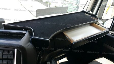 Pritstof bekleed dashboardtafel geschikt voor IVECO S -WAY, HI-WAY met schuifla/zwart (lang) (vanaf 2013)