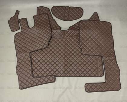 ACTIE! 5 delige set VOLVO FH4 / FH5/ FH AERO Tunnelhoes kunstleer Mokka P25   + vloermatten  + stuurkolomhoes (LOGO OPTIONEEL )