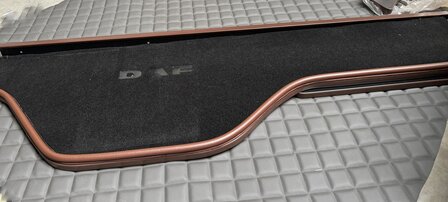 SALE !Dashboardtafel DAF 105 XF EURO 5  met SCHUIF PLANK  !! Chocoladebruin A 20 1 Lederlook met een zwarte tapijt. 