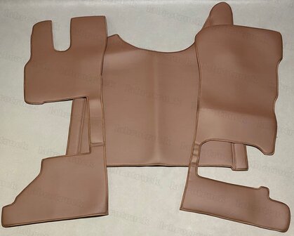 Actie ! 3 delig set tunnelhoes met vloermatten geschikt voor DAF XG/XG+, zijkanten chocoladebruin L 21, middenstuk chocoladebruin L 21. Vloermatten glad, chocoladebruin L 21 (let op! passagier is een klapstoel).