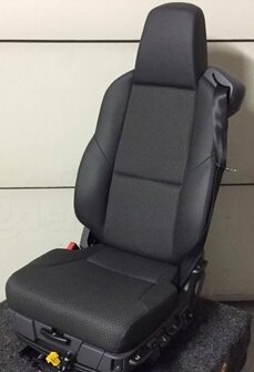 SALE: Stoelhoezen geschikt voor SCANIA MODEL 3 na 2013 passagiersstoel een KLAPSTOEL  - Zijkanten: oud antraciet L2, middenstuk: deens rood, stiksles: bordeauxrood, logo bordeauxrood/wit