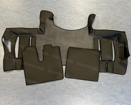 ACTIE ! 4 delige set tunnelhoes met onder de stoel covers in een deel met vloermatten geschikt voor MAN TGX vanaf 2021.Zijkanten glad lederlook zwart L1, middenstuk PRIT antraciet T27 stuurkolumn  T27 met zwarte labro design 