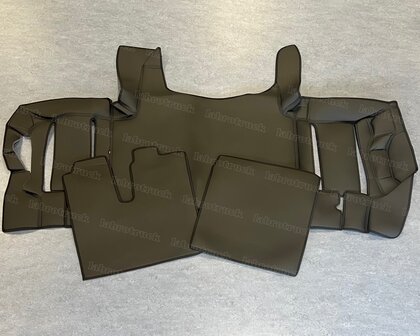 ACTIE ! 3 delige set tunnelhoes met onder de stoel covers in een deel met vloermatten geschikt voor MAN TGX vanaf 2021.Volledig  glad lederlook zwart L1