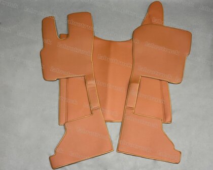 Actie set !3 delige set tunnelhoes met vloermatten geschikt voor DAF XG/XG+, volledig glad lederlook cognacbruin L3. Vloermatten voor vaste stoelen!