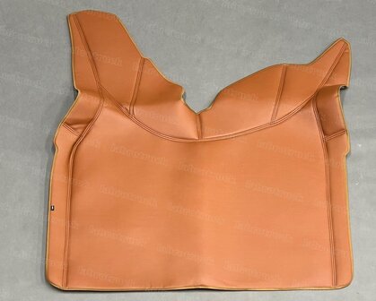 3 delige set geschikt voor Volvo FH 5 / FH 4 cognacbruin L 3 glade lederlook met zwarte stiksels. Tunnelhoes (LOGO OPTIONEEL) met vloermatten set.