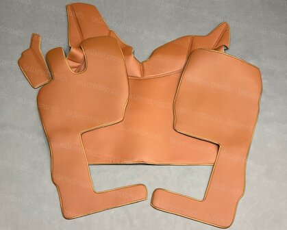 3 delige set geschikt voor Volvo FH 5 / FH 4 cognacbruin L 3 glade lederlook met zwarte stiksels. Tunnelhoes (LOGO OPTIONEEL) met vloermatten set.