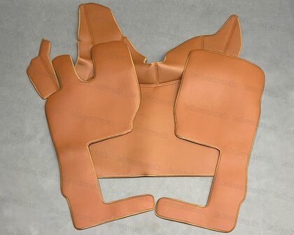 3 delige set geschikt voor Volvo FH 5 / FH 4 volledig cognacbruin L 3 glade lederlook. Tunnelhoes (LOGO OPTIONEEL) met vloermatten set
