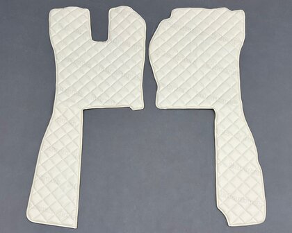 SALE! Set vloermatten set geschikt voor SCANIA R1 /G 2005 t/m 2008 LABRO SERIE (LUXE STOEL), doorgestikt lederlook (vierkantjes) crem&eacute; P46.