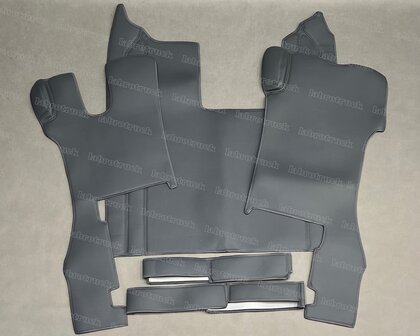 5 delige set geschikt voor SCANIA R next generation. Tunnelhoes (logo optioneel) met vloermatten en onder de stoel covers (klapstoel), kleur antraciet L17.