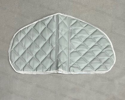 OP IS OP! Stuurkolom hoes geschikt voor VOLVO FH 5 / FH 4  vanaf 2013 vierkantjes doorgstikt lederlook oud grijs P6 met zilvergrijze stiksels.