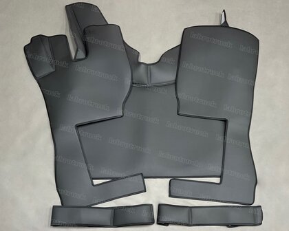 5 delige set geschikt voor Volvo FH 5 / FH 4 volledig zwart L1 glade lederlook. Tunnelhoes met vloermatten en onder de stoelcovers. Logo optioneel!