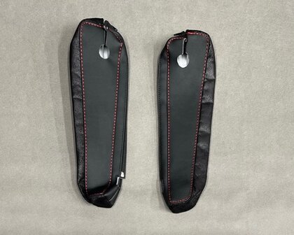 SALE! Losse armsteunhoezen  geschikt voor rubber armsteunen voor VOLVO FH5/AERO/FH 4 glad zwart lederlook L1  met zwarte prit T1 en rode stiksels.