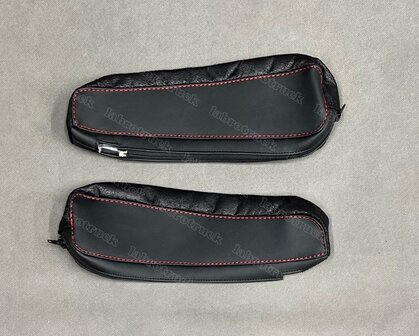SALE! Losse armsteunhoezen  geschikt voor rubber armsteunen voor VOLVO FH5/AERO/FH 4 glad zwart lederlook L1  met zwarte prit T1 en rode stiksels.