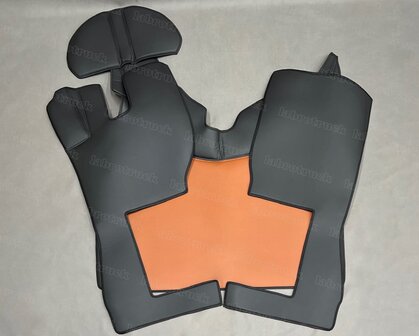 3 delige set (tunnelhoes met vloermatten set) geschikt voor Volvo FH 5 / FH 4 glade lederlook. Zijkanten zwart L1, middenstuk cognacbruin L3 (LOGO OPTIONEEL)