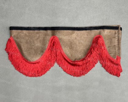 OP is OP Raamband /voorraamstrook TYPE 2. Kleur: oud chocoladebruin SP24 met dubbel bordeauxrood franjes van 8 cm.