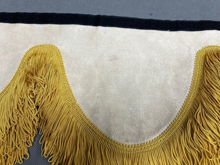 OP is OP Raamband /voorraamstrook TYPE 2. Kleur: beige SP48 met dubbel goud - honingkleur franjes van 8 cm. Let op, met kleine vlekje (kijk foto).
