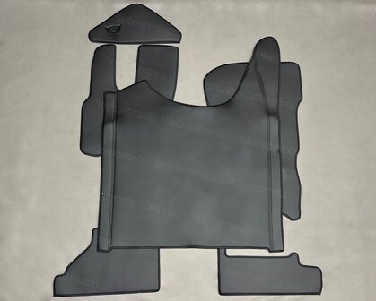 4 delige set, tunnelhoes met vloermatten en stuurkolom geschikt voor DAF XG/XG+, volledig glad lederlook zwart L1. Vloermatten voor klapstoel!