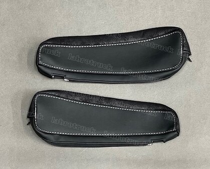 SALE! Losse armsteunhoezen  geschikt voor lederen armsteunen voor VOLVO FH5/AERO/FH 4 glad zwart lederlook L1  met zwarte prit T1 en zilvergrijze stiksels.