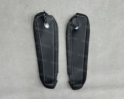 SALE! Losse armsteunhoezen  geschikt voor lederen armsteunen voor VOLVO FH5/AERO/FH 4 glad zwart lederlook L1  met zwarte prit T1 en zilvergrijze stiksels.