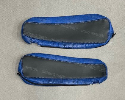 SALE! Losse armsteunhoezen  geschikt voor rubber armsteunen voor VOLVO FH5/AERO/FH 4 glad lederlook oud zwart L1  met oud kobaltblauwe prit T37 en kobaltblauwe stiksels.