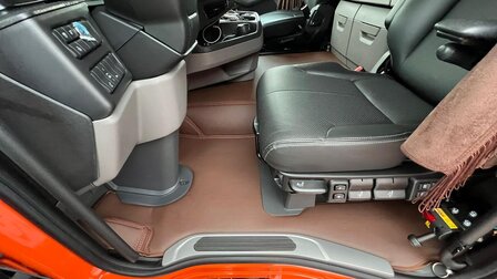 NIEUW ! Tunnelhoes &amp; Vloermatten - Compleet in &eacute;&eacute;n stuk geschikt voor SCANIA R NEXT GLAD LEDERLOOK