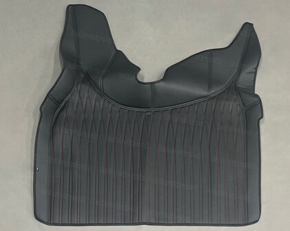 ACTIE! 6 delige set geschikt voor Volvo FH 5 / FH Aero / FH 4  Tunnelhoes  (patroon A, rood doorgestikt) + vloermatten + onder de stoel covers + stuurkolom, volledig zwart L1 met rode stiksels. LOGO OPTIONEEL