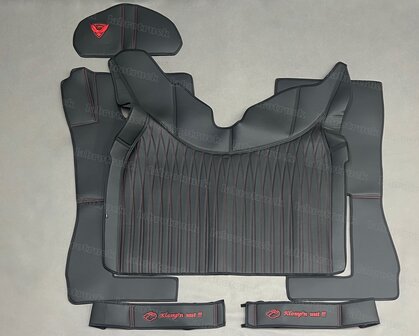 ACTIE! 6 delige set geschikt voor Volvo FH 5 / FH Aero / FH 4  Tunnelhoes  (patroon A, rood doorgestikt) + vloermatten + onder de stoel covers + stuurkolom, volledig zwart L1 met rode stiksels. LOGO OPTIONEEL