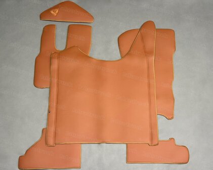 VOORRAAD VOORDEEL! 4 delig set tunnelhoes met vloermatten (KLAPSTOEL) met  stuurkolom geschikt voor DAF XG/XG+, volledig glad cognacbruin L3, logo optioneel.