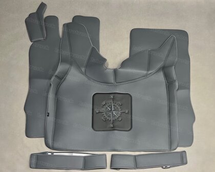 VOORRAAD VOORDEEL! 5 delige set geschikt voor Volvo FH5 / FH4  Tunnelhoes + vloermatten + onder de stoel covers, oud antraciet L2 met antraciet logo.