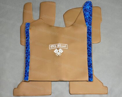 VOORRAAD VOORDEEL! 3 delige set tunnelhoes met vloermatten geschikt voor DAF XG/XG+, deens blauw met bruin lederlook L4. Vloermatten voor vaste stoelen!