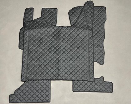 VOORRAAD VOORDEEL! 3 delig set tunnelhoes met vloermatten (KLAPSTOEL) geschikt voor DAF XG/XG+, doorgestikt lederlook (vierkantjes) zwart P1, logo optioneel.