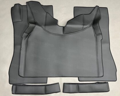 5 delige set geschikt voor Volvo FH 5 / FH 4 volledig zwart L1 glade lederlook. Tunnelhoes met vloermatten en onder de stoelcovers. Logo optioneel!