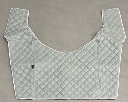 SALE ! Set tunnelhoes met vloermatten geschikt voor ACTROS MP4 autotransport CompactSpace-cabine  (met 320 mm hoge motortunnel) Labro Serie, volledig doorgestikt met vierkantjes in oud grijs P6. Logo optioneel.