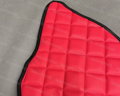 SALE! Tunnelhoes (let op, kleine vlekjes - kijk foto&#039;s) geschikt voor DAF XF euro 6 2013 t/m 2017 Labro serie, volledig doorgestikt lederlook (vierkantjes) zijkanren oud rood P9, middenstuk oud zwart P1. Logo optioneel.
