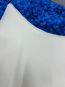 SALE! 5 delige set geschikt voor DAF XF euro 6 2013 t/m 2017, tunnelhoes (let op, lederlook met verkleuringen) + dashboard matjes + onder de stoel covers deens blauw met crem&eacute; lederlook. Logo optioneel.