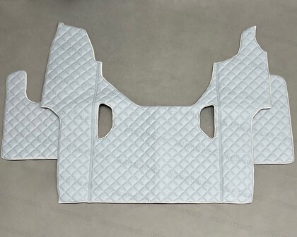 SALE! Set tunnelhoes en vloermatten geschikt voor SCANIA G 2019 NEXT GENERATION (hoge tunnel) volledig doorgestkt lederlook (vierkantjes) licht grijs  P16. Logo optioneel.