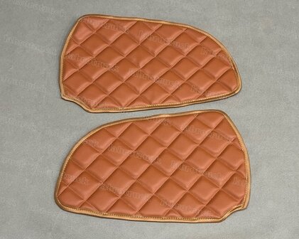 SALE! Deurpanelen  geschikt voor SCANIA R, G 2005 t/m 2018, STREAMLINE, R1, R2 doorgestikte lederlook OUDE cognacbruin P3