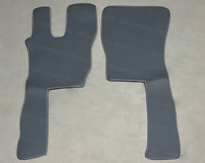 SALE: Vloermatten set geschikt voor VOLVO FM vanaf 2013 t/m 2021, glad lederlook antraciet L17, standaard stoelframe/vaste stoel. Logo optioneel.
