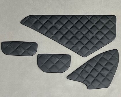 VOORRAAD VOORDEEL! Set dashboardplankjes (4 stuks) geschikt voor Mercedes Actros MP4,5 BREDE CABINE LABRO SERIE, kleur zwart P1 doorgestikt met zwate stiksels (vierkantjes)