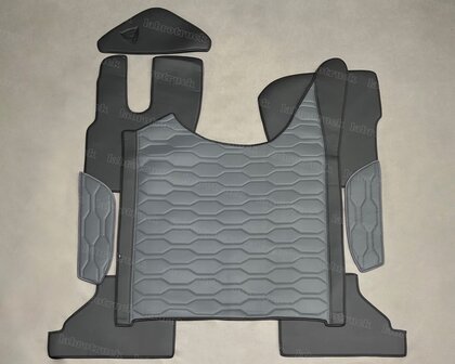 ACTIE! Set tunnelhoes, vloermatten (VASTE STOEL), deurbekleding en stuurkolom geschikt voor DAF XG/XG+, glad lederlook zwart L1 en groot patroon horizontaal oud antraciet LH2. Logo optioneel.
