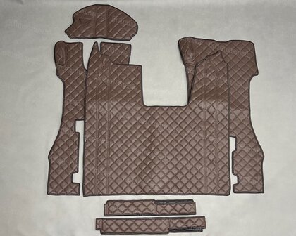 Actie!  6 delige set geschikt voor SCANIA R next generation. Tunnelhoes (logo optioneel) + Vloermatten (klapstoel) + onder de stoel covers + stuurkolom, doorgestikt mokka P28