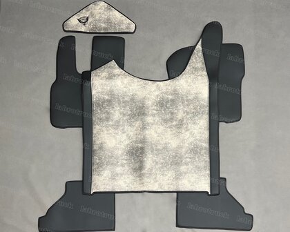 ACTIE! Set tunnelhoes, vloermatten (VASTE STOEL) en stuurkolom geschikt voor DAF XG/XG+, zijkanten lederlook zwart L1, middenstuk prit steenbeige/greige T41. Logo optioneel.