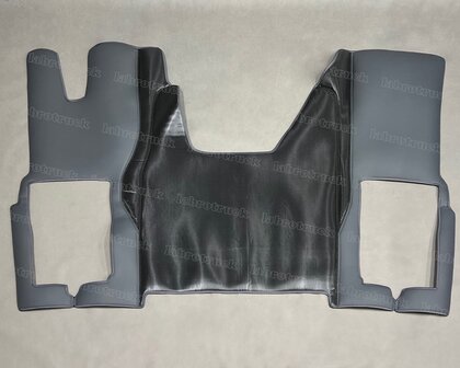 Tunnelhoes &amp; Vloermatten &ndash; Compleet in &eacute;&eacute;n stuk geschikt voor nieuwste IVECO S-Way 2025, zijkanten glad antraciet L17, middenstuk zwart carbon fiber