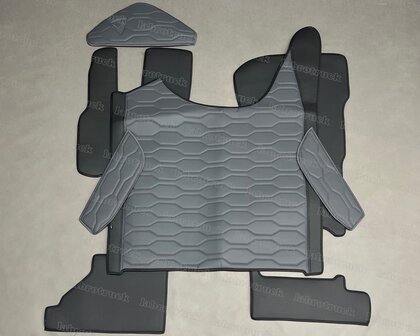 ACTIE! Set tunnelhoes, vloermatten (KLAPSTOEL), deurbekleding en stuurkolom geschikt voor DAF XG/XG+, glad lederlook zwart L1 en groot patroon horizontaal oud antraciet LH2. Logo optioneel.