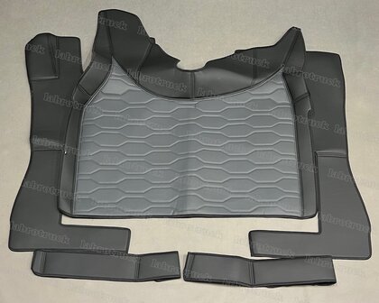 ACTIE! Set tunnelhoes, vloermatten (VASTE STOEL), en onder de stoel covers geschikt voor Volvo FH 5 / FH Aero / FH 4, glad lederlook zwart L1 en groot patroon horizontaal oud antraciet LH2. Logo optioneel.