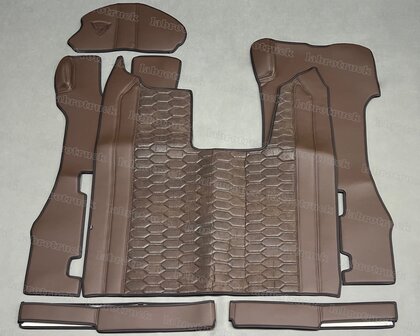 ACTIE! Set tunnelhoes, vloermatten (KLAPSTOEL), stuurkolom en onder de stoel covers geschikt voor SCANIA R next generation. Zijkanten lederlook limited edition mokka L28, middenstuk prit patroon horizontaal chocoladebruin TH21. Vloermatten lederlook chocoladebruin  L21,