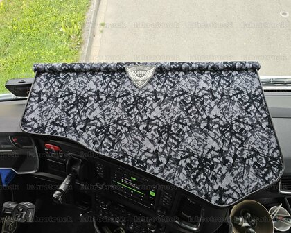 Deens pluche serie dashboardtafel  DEENSE PLUCH geschikt voor SCANIA NEXT GENERATION S en R serie vanaf 2017 midden ZWART / DEENS ( gefreesd / zwarte rant)