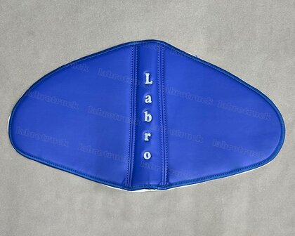 OP IS OP! Stuurkolom hoes geschikt voor DAF 105 XF, DAF XF EURO 6 (t/m 2022) glad lederlook OUD kobaltblauw L7 met antraciet stiksels en antraciet LABRO logo. Let op! Logo is donkerder dan op de foto!