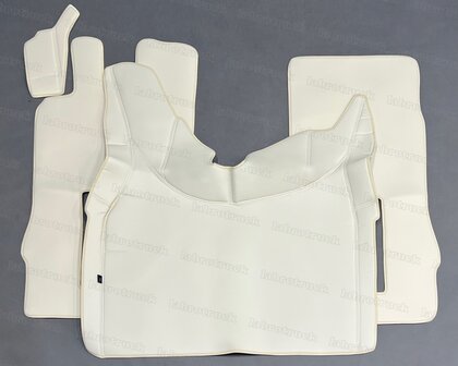 SALE: 3 delige set geschikt voor Volvo FH 5 / FH 4. Tunnelhoes (LOGO OPTIONEEL) + vloermatten, volledig glad, kleur crem&eacute; L 46